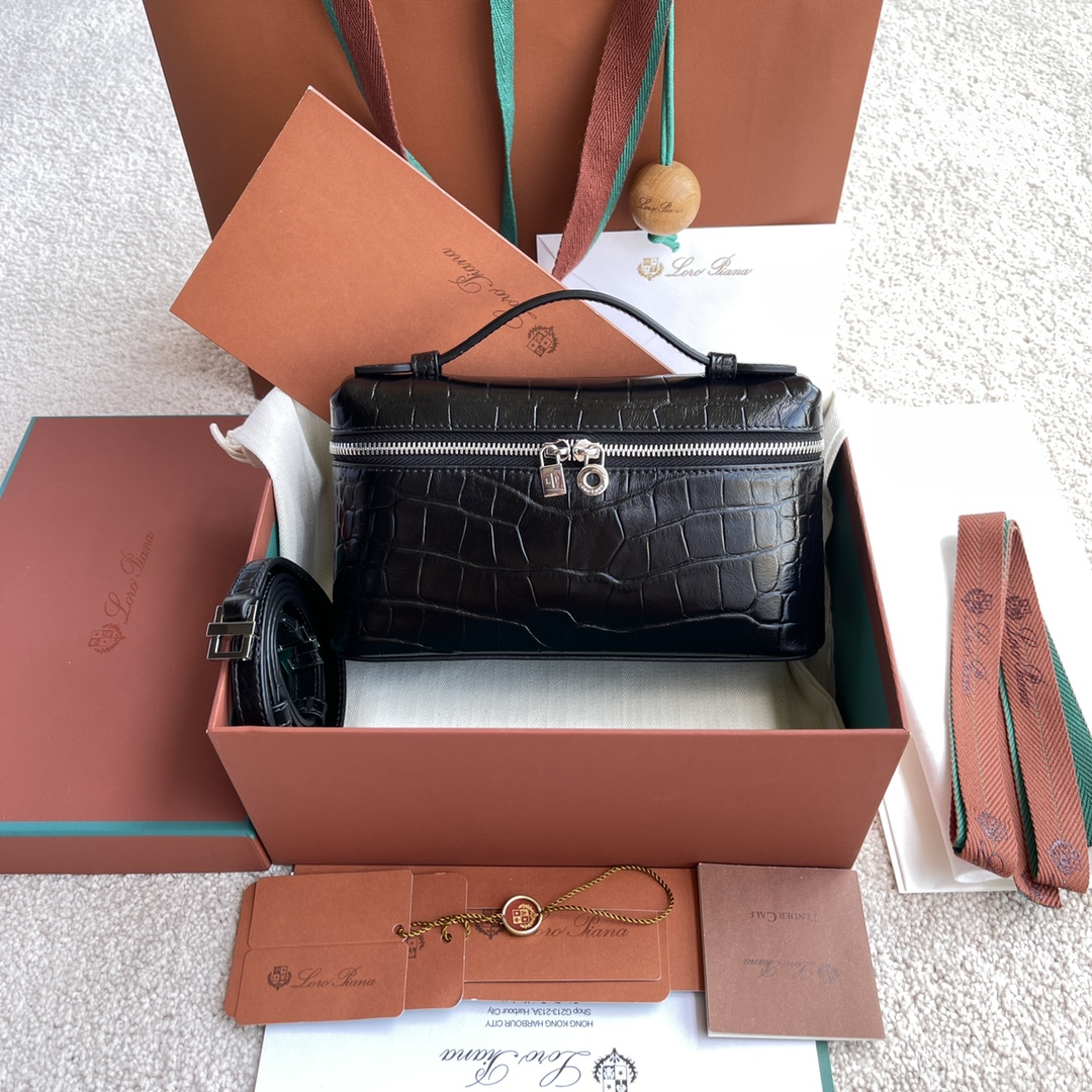 NO:198217,~(Not available for packaging) Extra Pocket L Crocodile Pattern Series #Black [Imported original leather   pure steel silver hardware] Calfskin crocodile pattern production main material ~ Sheepskin lining # The wide opening small bag is made of butter-like soft calf leather. It comes with removable shoulder straps to create a versatile mini bag. Two-way zipper opening, height 11cm*width 19cm*deep 6.5cm. Calfs / Item number: FAN, LP, loro piana, mini bags, cowhide, sheepskin19860909～(不配包装) Extra Pocket L 鳄鱼纹系列#黑色【进口原厂皮 纯钢银色五金】 小牛皮鳄鱼纹制作主体材质~羊皮里料# 宽开口小袋采用如黄油般柔软的小牛皮打造.随附可拆卸肩带,可打造出百搭迷你包袋.双向拉链开口, 高度11cm*宽度19cm*深度6.5cm. 小牛皮/货号:FAN,LP,loro piana,mini bags,cowhide,sheepskin,Bag