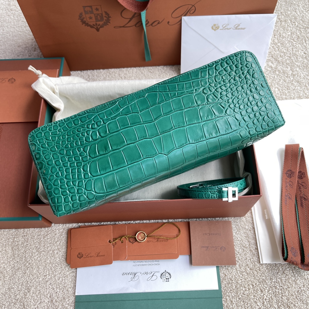 p730。(配包装)
Extra Pocket LP27鳄鱼🐊纹系列#孔雀绿
【进口原厂皮+纯钢银色五金】
100%小牛皮鳄鱼🐊纹制作主体材质~100%羊皮里料#
宽开口小袋采用如黄油般柔软的小牛皮打造。随附可拆卸肩带，可打造出百搭迷你包袋。双向拉链开口，
高度16cm*宽度27cm*深度10cm.
货号:FAN 1039