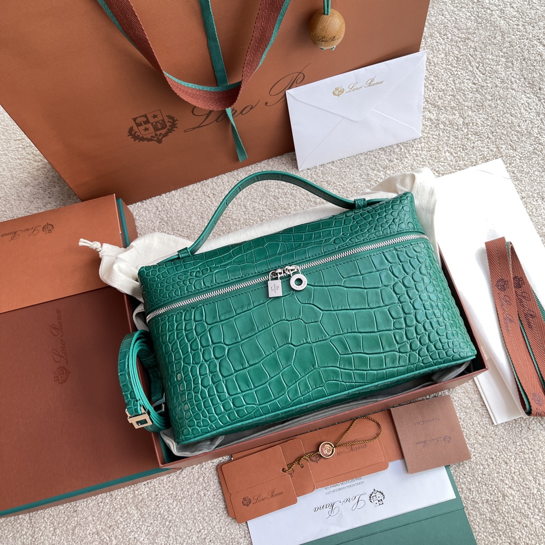 p730。(配包装)
Extra Pocket LP27鳄鱼🐊纹系列#孔雀绿
【进口原厂皮+纯钢银色五金】
100%小牛皮鳄鱼🐊纹制作主体材质~100%羊皮里料#
宽开口小袋采用如黄油般柔软的小牛皮打造。随附可拆卸肩带，可打造出百搭迷你包袋。双向拉链开口，
高度16cm*宽度27cm*深度10cm.
货号:FAN 1039