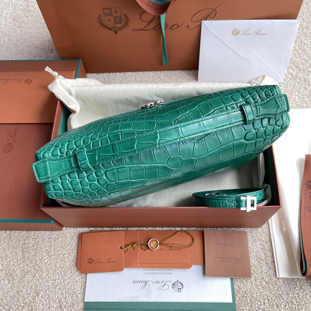 p730。(配包装)
Extra Pocket LP27鳄鱼🐊纹系列#孔雀绿
【进口原厂皮+纯钢银色五金】
100%小牛皮鳄鱼🐊纹制作主体材质~100%羊皮里料#
宽开口小袋采用如黄油般柔软的小牛皮打造。随附可拆卸肩带，可打造出百搭迷你包袋。双向拉链开口，
高度16cm*宽度27cm*深度10cm.
货号:FAN 1039