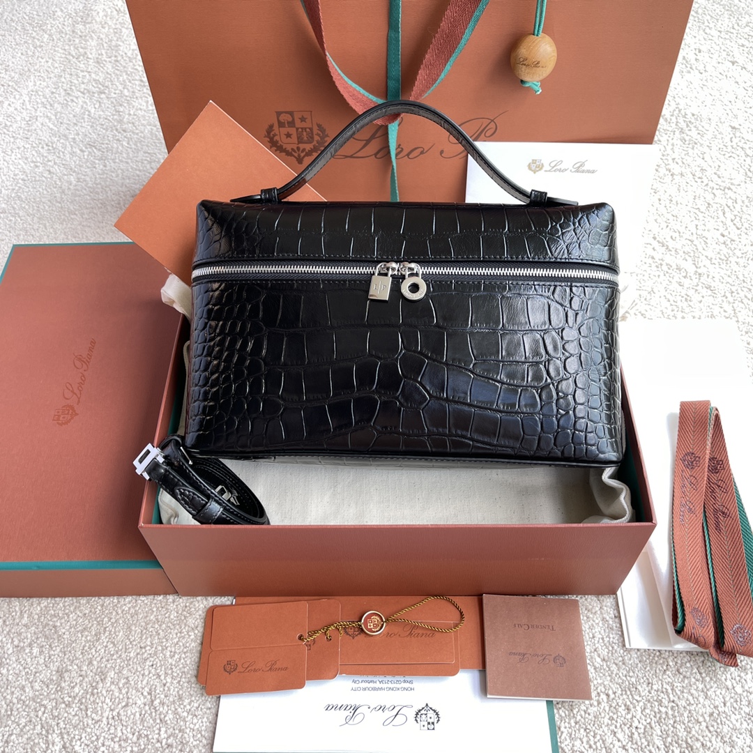 NO:198221,~(Not available for packaging) Extra Pocket L Crocodile Pattern Series #Black [Imported original leather   pure steel silver hardware] Calfskin crocodile pattern production main material ~ Sheepskin lining# The wide opening bag is made of butter-like soft calfskin. It comes with removable shoulder straps to create a versatile mini bag. Two-way zipper opening, height 16cm*width 27cm*deep 10cm. Item number: FAN 1039, LP, loro piana, mini bags, cowhide, sheepskin19860909～(不配包装) Extra Pocket L鳄鱼纹系列#黑色【进口原厂皮 纯钢银色五金】 小牛皮鳄鱼纹制作主体材质~羊皮里料# 宽开口小袋采用如黄油般柔软的小牛皮打造.随附可拆卸肩带,可打造出百搭迷你包袋.双向拉链开口, 高度16cm*宽度27cm*深度10cm. 货号:FAN 1039,LP,loro piana,mini bags,cowhide,sheepskin,Bag