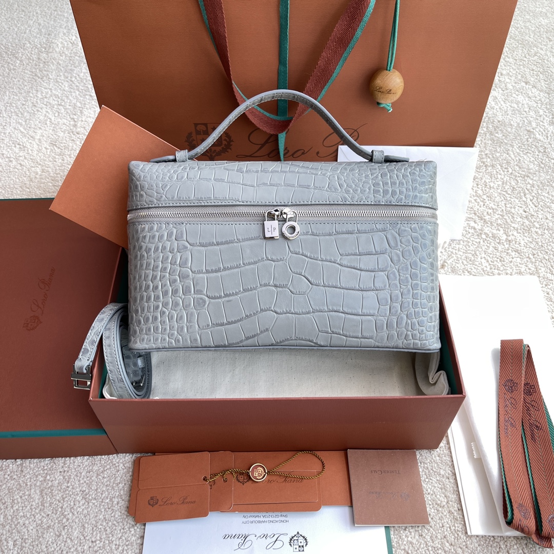 NO:198225,~(Not available for packaging) Extra Pocket L Crocodile Pattern Series #Gray【imported original leather   pure steel silver hardware】Calf leather crocodile pattern production main material ~ Sheepskin lining# The wide opening small bag is made of butter-like soft calf leather. It comes with removable shoulder straps, which can create a versatile mini bag. Two-way zipper opening, height 16cm*width 27cm*deep 10cm. Item number: FAN 1039, LP, loro piana, mini bags, cowhide, sheepskin19860909～(不配包装) Extra Pocket L鳄鱼纹系列#灰色【进口原厂皮 纯钢银色五金】 小牛皮鳄鱼纹制作主体材质~羊皮里料# 宽开口小袋采用如黄油般柔软的小牛皮打造.随附可拆卸肩带,可打造出百搭迷你包袋.双向拉链开口, 高度16cm*宽度27cm*深度10cm. 货号:FAN 1039,LP,loro piana,mini bags,cowhide,sheepskin,Bag