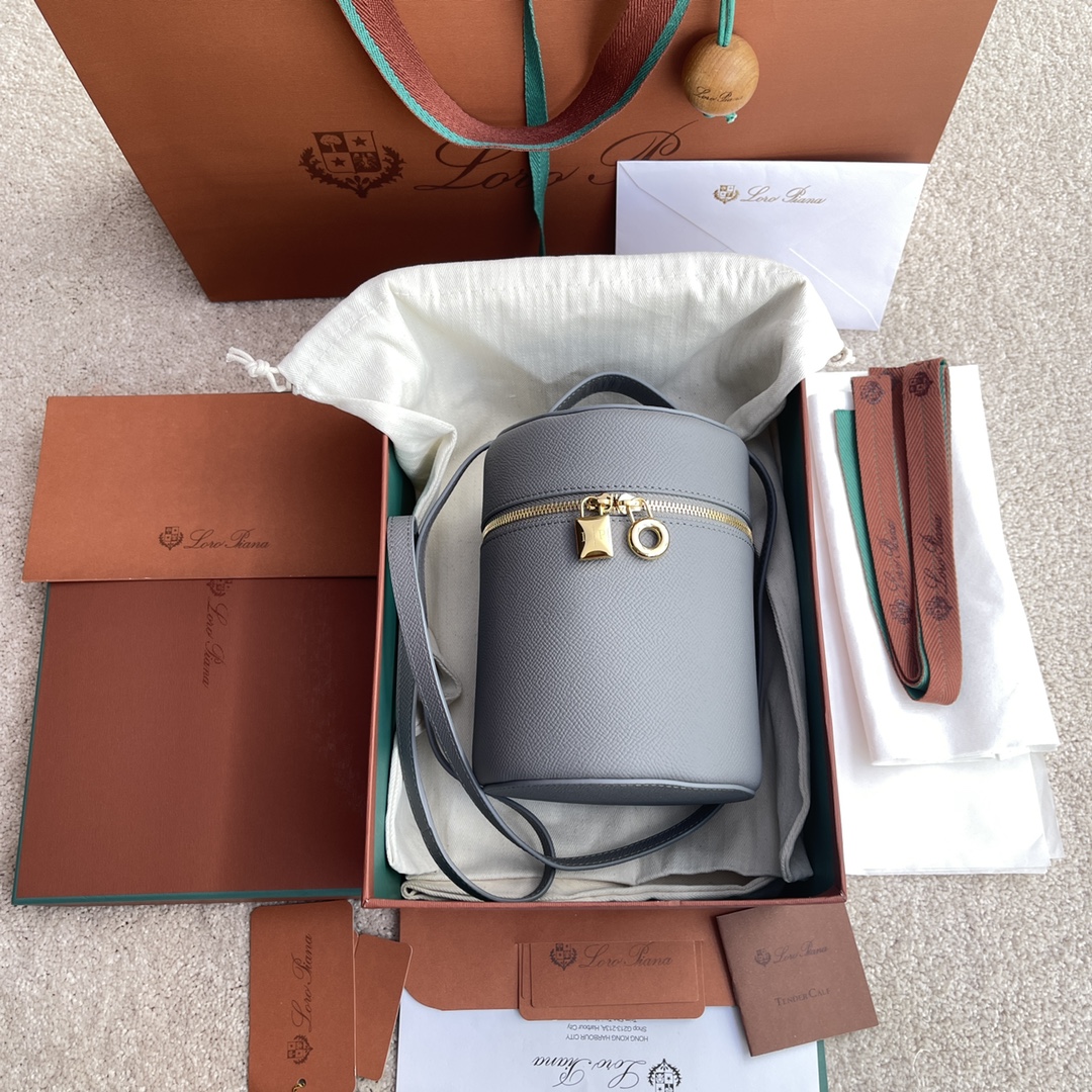 NO:198456,~(Not available for packaging) Extra Case LP ~ Fatty bag # Palm pattern gray [imported original leather   pure all-steel gold hardware] Calfskin palm pattern main material ~ Cowhide back lining # The wide opening bag is made of butter soft calf leather. It can create a versatile mini bag. Two-way zipper opening, height 16cm* width 12cm* depth 12cm. Item number: FAN 4174, LP, loro piana, mini bags, cowhide19860909～(不配包装) Extra Case LP～发财包#掌纹灰色【进口原厂皮 纯全钢金色五金】 小牛皮手掌纹主体材质~牛皮反绒里料# 宽开口小袋采用如黄油般柔软的小牛皮打造.可打造出百搭迷你包袋.双向拉链开口, 高度16cm*宽度12cm*深度12cm. 货号:FAN 4174,LP,loro piana,mini bags,cowhide,Bag