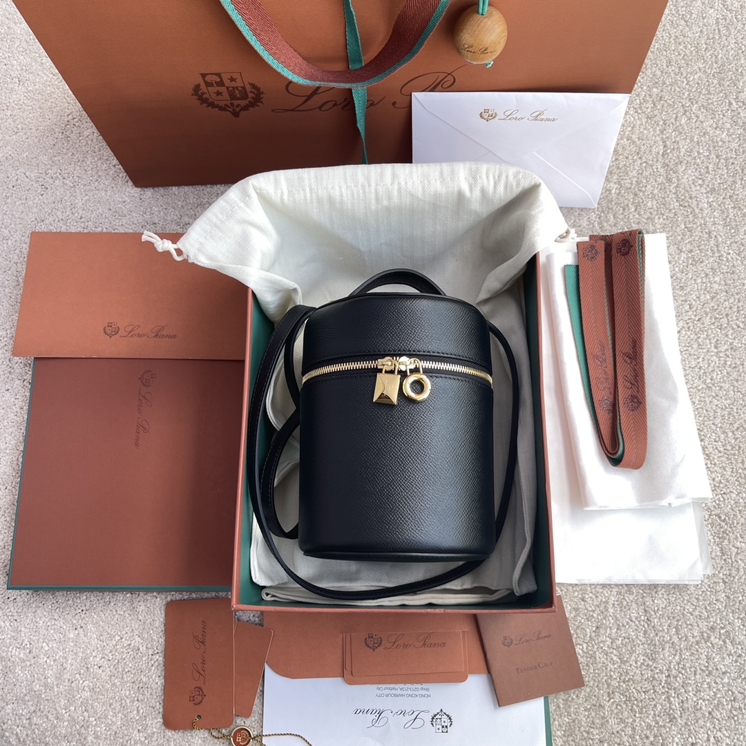 NO:198458,~(Not available for packaging) Extra Case LP ~ Fatty bag # Palm pattern black [imported original leather   pure all-steel gold hardware] Calfskin palm pattern main material ~ Cowhide back lining # The wide opening bag is made of butter soft calf leather. It can create a versatile mini bag. Two-way zipper opening, height 16cm* width 12cm* depth 12cm. Item number: FAN 4174, LP, loro piana, mini bags, cowhide19860909～(不配包装) Extra Case LP～发财包#掌纹黑色【进口原厂皮 纯全钢金色五金】 小牛皮手掌纹主体材质~牛皮反绒里料# 宽开口小袋采用如黄油般柔软的小牛皮打造.可打造出百搭迷你包袋.双向拉链开口, 高度16cm*宽度12cm*深度12cm. 货号:FAN 4174,LP,loro piana,mini bags,cowhide,Bag