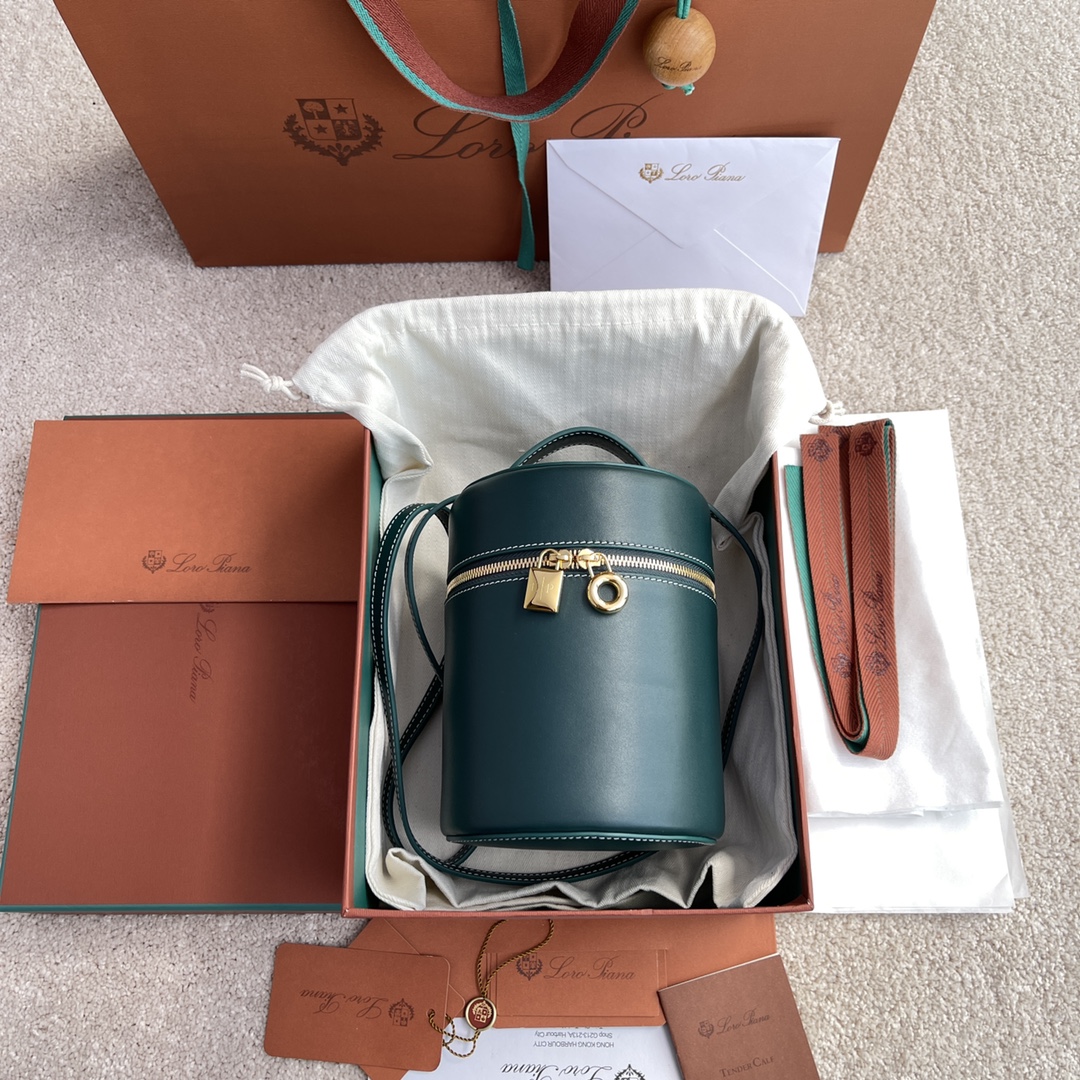 NO:182583,~(Not available for packaging) Extra Case LP ~ Fatty bag # plain green [imported original leather   pure all-steel gold hardware] Calfskin body material ~ cowhide back lining # The wide opening bag is made of butter soft calf leather. It can create a versatile mini bag. Two-way zipper opening, height 16cm*width 12cm*deep 12cm. Item number: FAN,LP Mani, loro piana, mini bags, cowhide19860909～(不配包装) Extra Case LP～发财包#平纹绿色【进口原厂皮 纯全钢金色五金】 小牛皮主体材质~牛皮反绒里料# 宽开口小袋采用如黄油般柔软的小牛皮打造.可打造出百搭迷你包袋.双向拉链开口, 高度16cm*宽度12cm*深度12cm 货号:FAN,LP 玛尼,loro piana,mini bags,cowhide,Bag