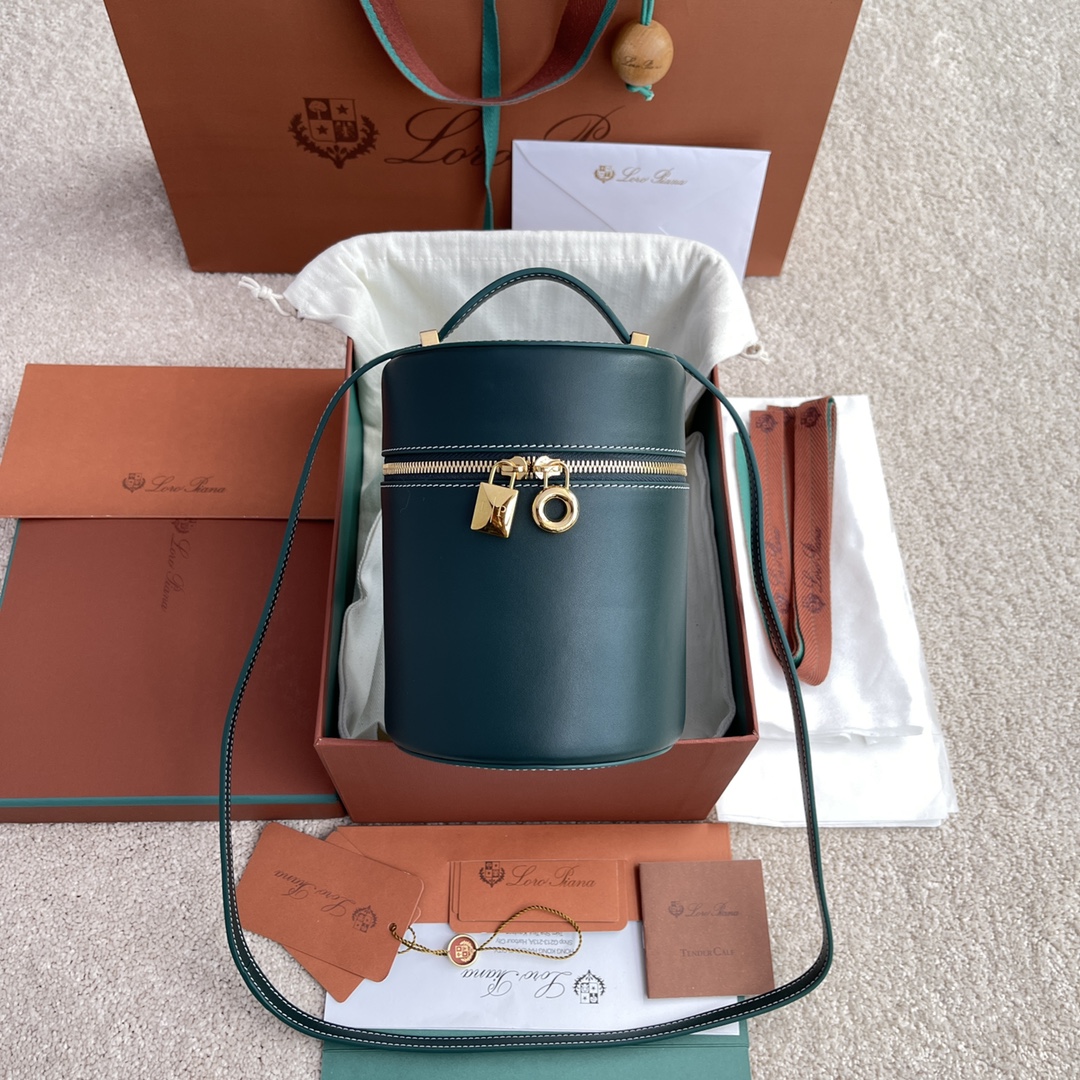 NO:197217,~Batch (not equipped with packaging) Extra Case LP ~Famous bag # plain green [imported original leather   pure all-steel gold hardware] Height 16cm*width 12cm*depth 12cmPart number: FAN 2785,LP,loro piana19860909～批(不配包装) Extra Case LP～发财包#平纹绿色【进口原厂皮 纯全钢金色五金】 高度16cm*宽度12cm*深度12cm 货号:FAN 2785,LP,loro piana,Bag