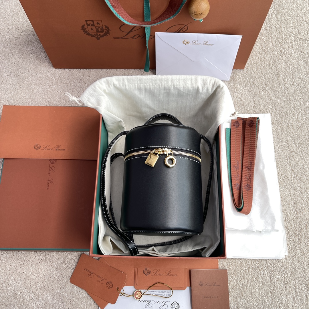 NO:198445,~(Not available for packaging) Extra Case LP ~ Favorite bag # plain black [imported original leather   pure all-steel gold hardware] Calfskin body material ~ cowhide back lining # The wide opening bag is made of butter-like calf leather. It can create a versatile mini bag. Two-way zipper opening, height 16cm*width 12cm*deep 12cm. Item number: FAN 2785, LP, loro piana, mini bags, cowhide19860909～(不配包装) Extra Case LP～发财包#平纹黑色【进口原厂皮 纯全钢金色五金】 小牛皮主体材质~牛皮反绒里料# 宽开口小袋采用如黄油般柔软的小牛皮打造.可打造出百搭迷你包袋.双向拉链开口, 高度16cm*宽度12cm*深度12cm 货号:FAN 2785,LP,loro piana,mini bags,cowhide,Bag