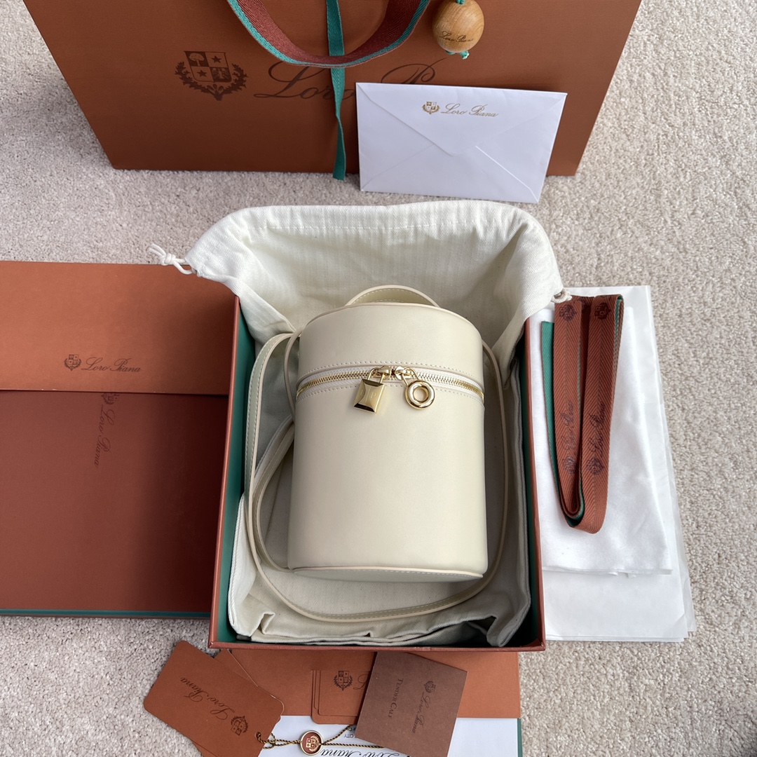 NO:182588,~(Not available for packaging) Extra Case LP ~ Fatty bag # plain white [imported original leather   pure all-steel gold hardware] Calfskin main material ~ cowhide back lining # The wide opening bag is made of butter soft calf leather. It can create a versatile mini bag. Two-way zipper opening, height 16cm*width 12cm*depth 12cm. Item number: FAN,LP Mani, loro piana, mini bags, cowhide19860909～(不配包装) Extra Case LP～发财包#平纹白色【进口原厂皮 纯全钢金色五金】 小牛皮主体材质~牛皮反绒里料# 宽开口小袋采用如黄油般柔软的小牛皮打造.可打造出百搭迷你包袋.双向拉链开口, 高度16cm*宽度12cm*深度12cm 货号:FAN,LP 玛尼,loro piana,mini bags,cowhide,Bag