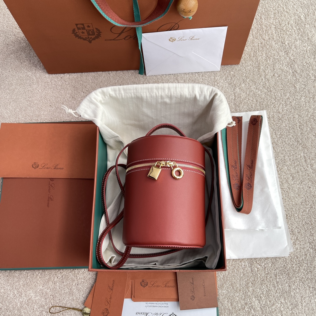 NO:198453,~(Not available for packaging) Extra Case LP ~ Fatty bag # plain brick red [imported original leather   pure all-steel gold hardware] Calfskin main material ~ cowhide back lining # The wide opening bag is made of butter-like calf leather. It can create a versatile mini bag. Two-way zipper opening, height 16cm*width 12cm*deep 12cm. Item number: FAN 2785, LP, loro piana, mini bags, cowhide19860909～(不配包装) Extra Case LP～发财包#平纹砖红【进口原厂皮 纯全钢金色五金】 小牛皮主体材质~牛皮反绒里料# 宽开口小袋采用如黄油般柔软的小牛皮打造.可打造出百搭迷你包袋.双向拉链开口, 高度16cm*宽度12cm*深度12cm 货号:FAN 2785,LP,loro piana,mini bags,cowhide,Bag