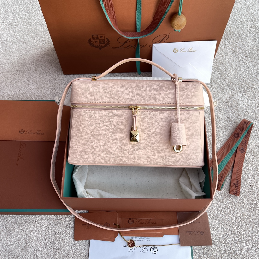 NO:198244,(Not available for packaging) Extra quality Loro Piana new Extra Bag L27# palm pattern pink [imported original leather   pure steel gold hardware] wide opening small bag, double zipper opening, can create a versatile bag, small inner bag, button opening and closing, brand-specific lock head, leather label hanging, padlock head. LP new bag #LP wealth bag #Excellent pair version #Daily versatile LP latest lunch box bag #L autumn and winter new model #height 16*width 27*deep 10cm calfskin/item number FAN palm pattern, LP, loro piga, loro piga, cowhide19860909(不配包装)特级品质 Loro Piana新款Extra Bag L27#掌纹粉色【进口原厂皮 纯钢金色五金】宽开口小袋,双拉链开口,可打造出百搭包包,内配小内袋,按钮开合,配品牌专用锁头,皮牌挂饰,可挂锁头. LP新款包包#LP发财包#特级对版#每日百搭 LP最新款饭盒包#L秋冬新款# 高度16*宽度27*深度10cm 小牛皮/货号FAN掌纹,LP,loro piana,loro piana,cowhide,Bag