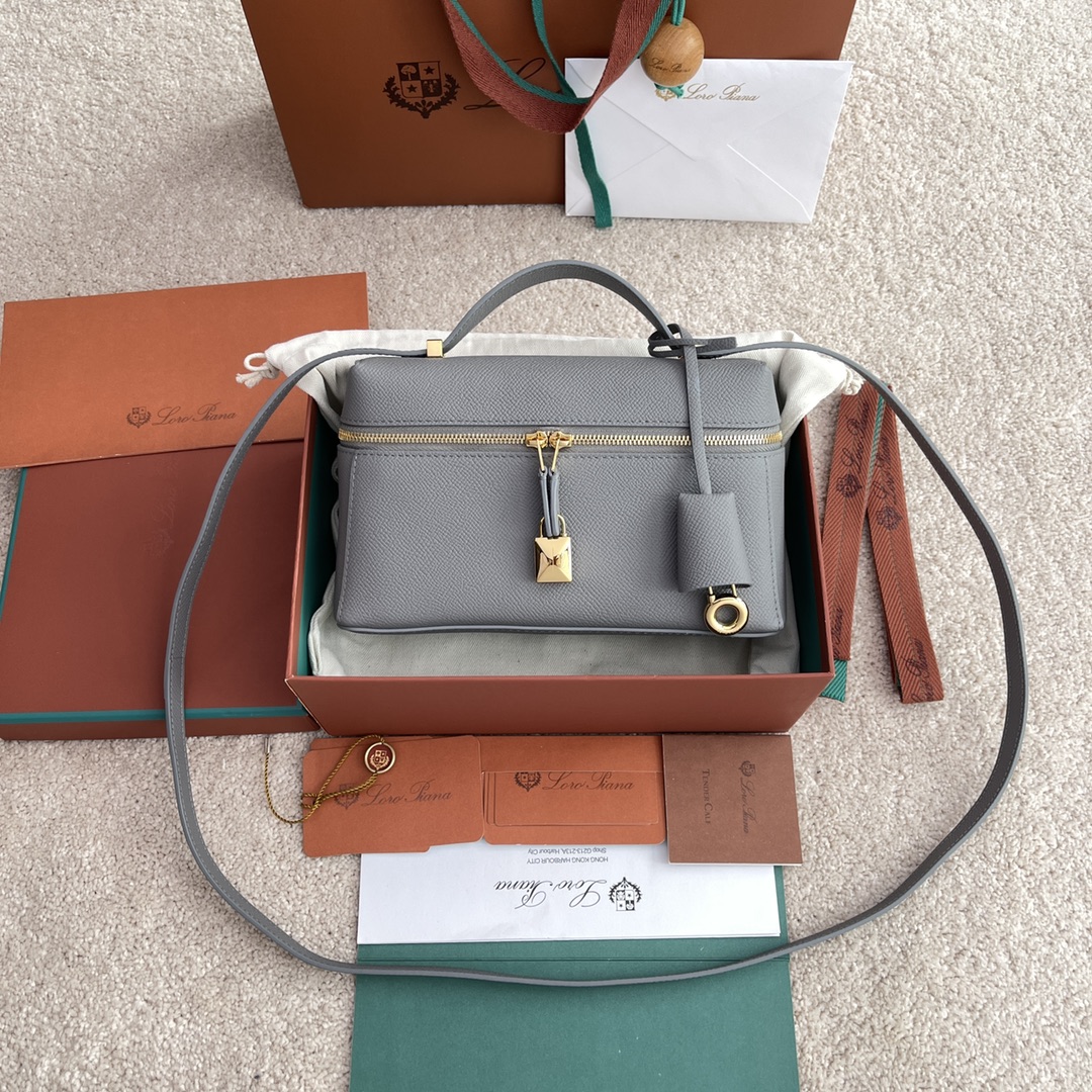 NO:205700,(Not available for packaging) Extra quality Loro Piana new Extra Bag L19# palm pattern gray [imported original leather   pure steel gold hardware] wide opening small bag, double zipper opening, can create a versatile bag, small inner bag, button opening and closing, brand-specific lock head, leather label hanging, padlock head. LP new bag #LP wealth bag #Excellent pair of version #Daily versatile LP latest lunch box bag #L autumn and winter new model #height 12*width 21*deep 8cm calfskin/item number FAN palm pattern 4086, LP, loro pigana, loro pigana, cowhide19860909(不配包装)特级品质 Loro Piana新款Extra Bag L19#掌纹灰色【进口原厂皮 纯钢金色五金】宽开口小袋,双拉链开口,可打造出百搭包包,内配小内袋,按钮开合,配品牌专用锁头,皮牌挂饰,可挂锁头. LP新款包包#LP发财包#特级对版#每日百搭 LP最新款饭盒包#L秋冬新款# 高度12*宽度21*深度8cm 小牛皮/货号FAN掌纹4086,LP,loro piana,loro piana,cowhide,Bag