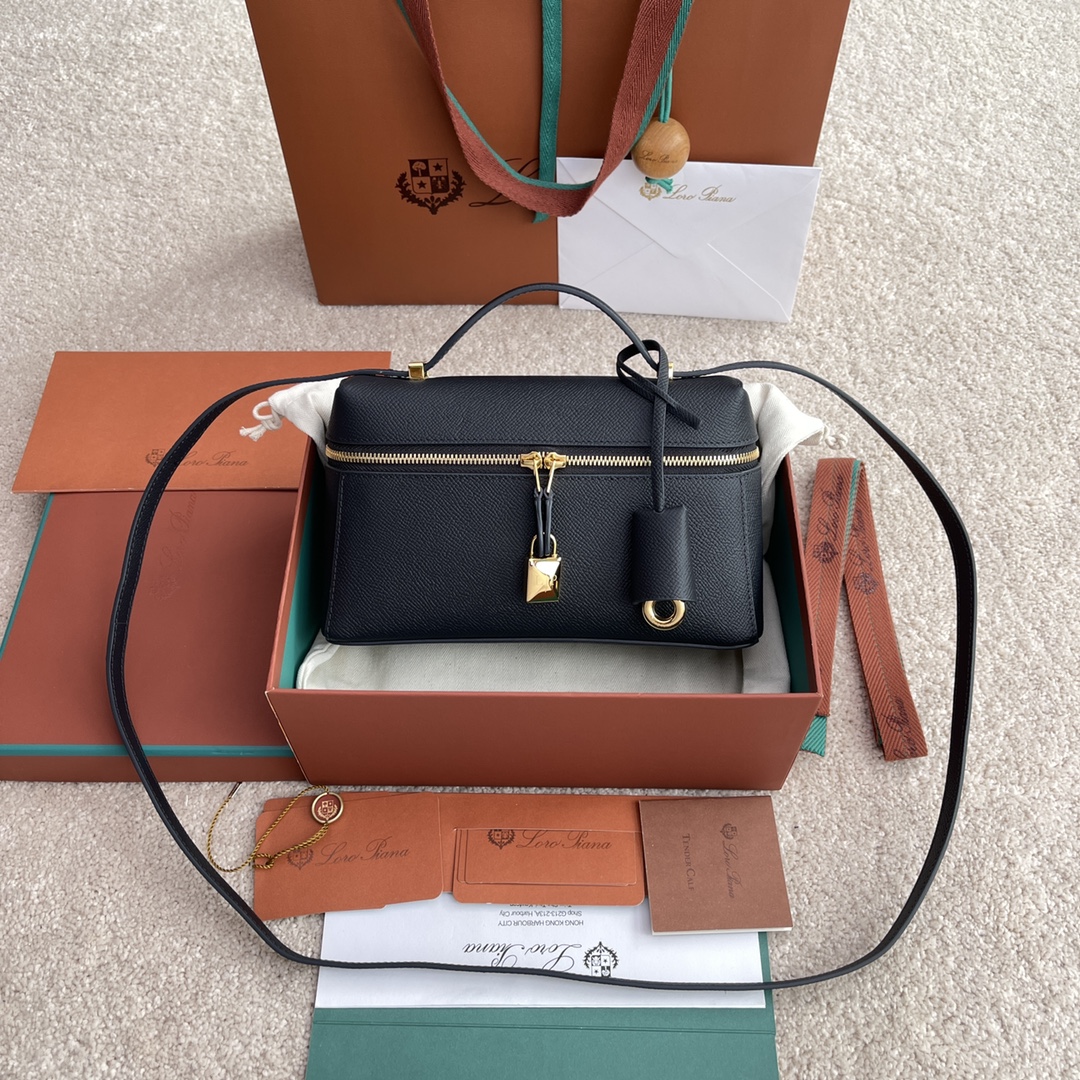 NO:205694,(Not available for packaging) Extra quality Loro Piana new Extra Bag L19# palm pattern dark blue [imported original leather   pure steel gold hardware] wide opening small bag, double zipper opening, can create a versatile bag, small inner bag, button opening and closing, brand-specific lock head, leather label hanging, padlock head. LP new bag #LP wealth bag #Excellent pair version #Daily versatile LP latest lunch box bag #L autumn and winter new model #height 12*width 21*deep 8cm calfskin/item number FAN palm pattern 4086, LP, loro pigana, loro pigana, cowhide19860909(不配包装)特级品质 Loro Piana新款Extra Bag L19#掌纹深蓝色【进口原厂皮 纯钢金色五金】宽开口小袋,双拉链开口,可打造出百搭包包,内配小内袋,按钮开合,配品牌专用锁头,皮牌挂饰,可挂锁头. LP新款包包#LP发财包#特级对版#每日百搭 LP最新款饭盒包#L秋冬新款# 高度12*宽度21*深度8cm 小牛皮/货号FAN掌纹4086,LP,loro piana,loro piana,cowhide,Bag