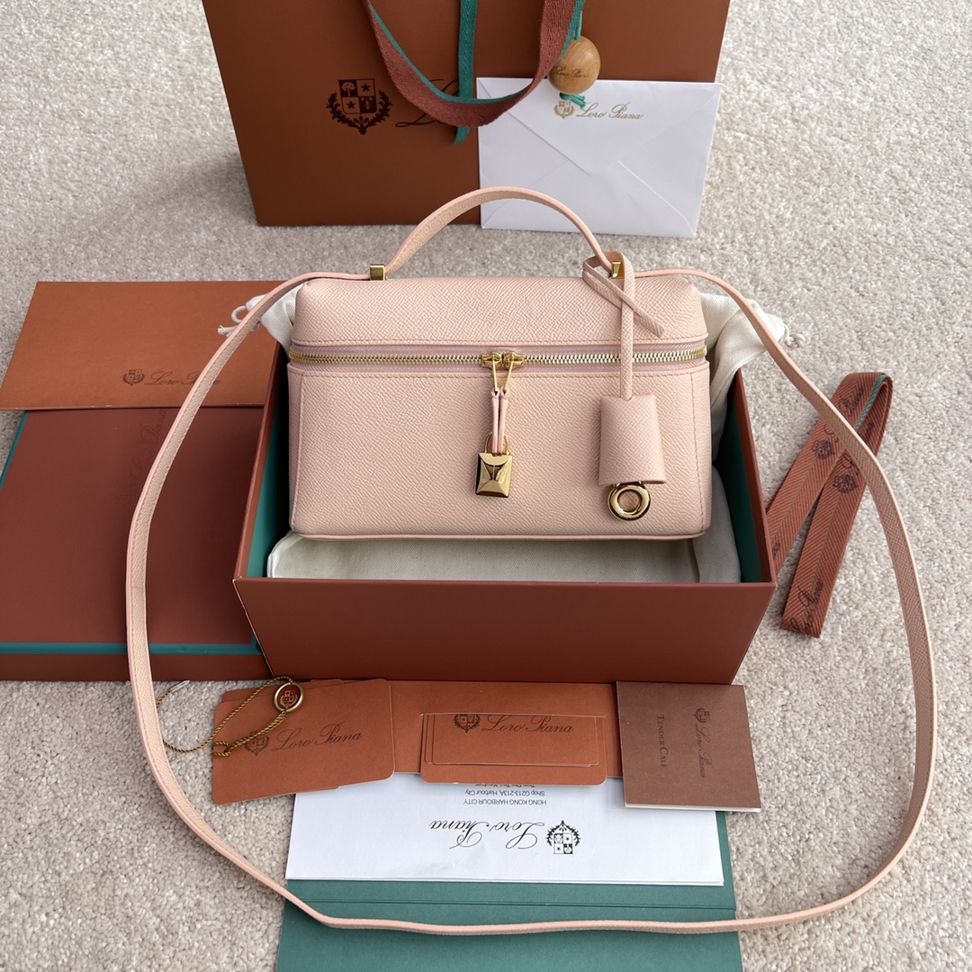 NO:205706,(Not available for packaging) Extra quality Loro Piana new Extra Bag L19# palm pattern pink [imported original leather   pure steel gold hardware] wide opening small bag, double zipper opening, can create a versatile bag, small inner bag, button opening and closing, brand-specific lock head, leather label hanging decoration, padlock head. LP new bag #LP wealth bag #Excellent pair version #Daily versatile LP latest lunch box bag #L autumn and winter new model #height 12*width 21*deep 8cm calfskin/item number FAN palm pattern 4086, LP, loro pigana, loro pigana, cowhide19860909(不配包装)特级品质 Loro Piana新款Extra Bag L19#掌纹粉色【进口原厂皮 纯钢金色五金】宽开口小袋,双拉链开口,可打造出百搭包包,内配小内袋,按钮开合,配品牌专用锁头,皮牌挂饰,可挂锁头. LP新款包包#LP发财包#特级对版#每日百搭 LP最新款饭盒包#L秋冬新款# 高度12*宽度21*深度8cm 小牛皮/货号FAN掌纹4086,LP,loro piana,loro piana,cowhide,Bag