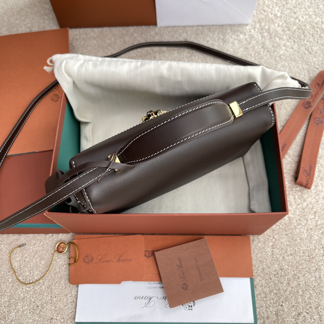 p650。(配包装)特级品质
Loro Piana新款Extra Bag L23#平纹棕色
【进口原厂皮+纯钢金色五金】宽开口小袋，双拉链开口，可打造出百搭包包，内配小内袋，按钮开合，配品牌专用锁头，皮牌挂饰，可挂锁头。
LP新款包包#LP发财包#特级对版#每日百搭
高度12*宽度23*深度7cm
小牛皮/货号：FAN平纹3463