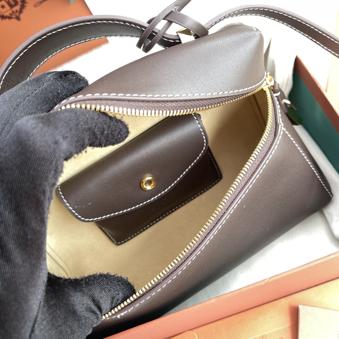 p650。(配包装)特级品质
Loro Piana新款Extra Bag L23#平纹棕色
【进口原厂皮+纯钢金色五金】宽开口小袋，双拉链开口，可打造出百搭包包，内配小内袋，按钮开合，配品牌专用锁头，皮牌挂饰，可挂锁头。
LP新款包包#LP发财包#特级对版#每日百搭
高度12*宽度23*深度7cm
小牛皮/货号：FAN平纹3463
