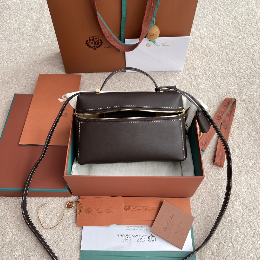 p650。(配包装)特级品质
Loro Piana新款Extra Bag L23#平纹棕色
【进口原厂皮+纯钢金色五金】宽开口小袋，双拉链开口，可打造出百搭包包，内配小内袋，按钮开合，配品牌专用锁头，皮牌挂饰，可挂锁头。
LP新款包包#LP发财包#特级对版#每日百搭
高度12*宽度23*深度7cm
小牛皮/货号：FAN平纹3463