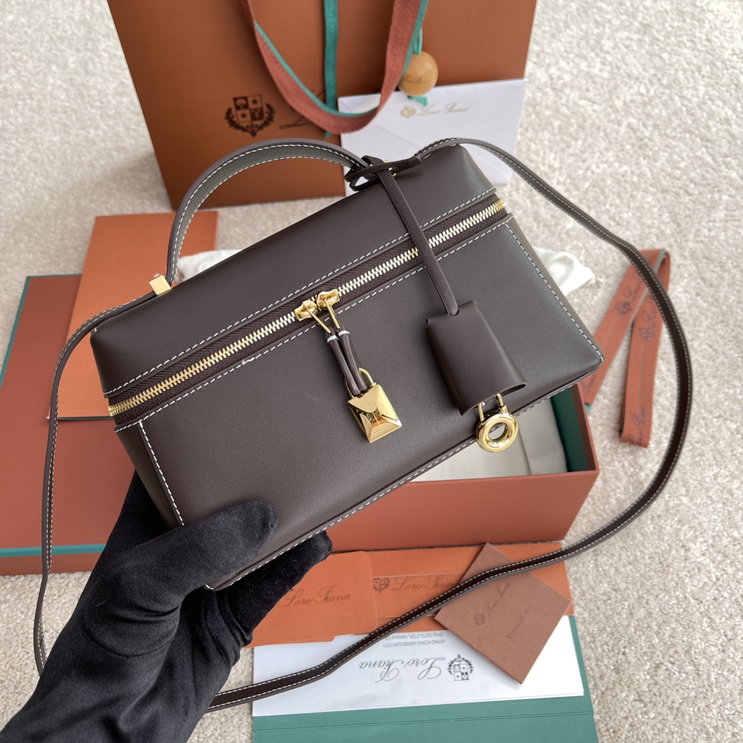 p650。(配包装)特级品质
Loro Piana新款Extra Bag L23#平纹棕色
【进口原厂皮+纯钢金色五金】宽开口小袋，双拉链开口，可打造出百搭包包，内配小内袋，按钮开合，配品牌专用锁头，皮牌挂饰，可挂锁头。
LP新款包包#LP发财包#特级对版#每日百搭
高度12*宽度23*深度7cm
小牛皮/货号：FAN平纹3463