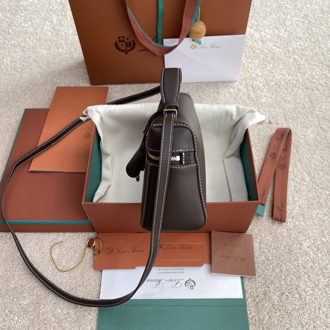 p650。(配包装)特级品质
Loro Piana新款Extra Bag L23#平纹棕色
【进口原厂皮+纯钢金色五金】宽开口小袋，双拉链开口，可打造出百搭包包，内配小内袋，按钮开合，配品牌专用锁头，皮牌挂饰，可挂锁头。
LP新款包包#LP发财包#特级对版#每日百搭
高度12*宽度23*深度7cm
小牛皮/货号：FAN平纹3463