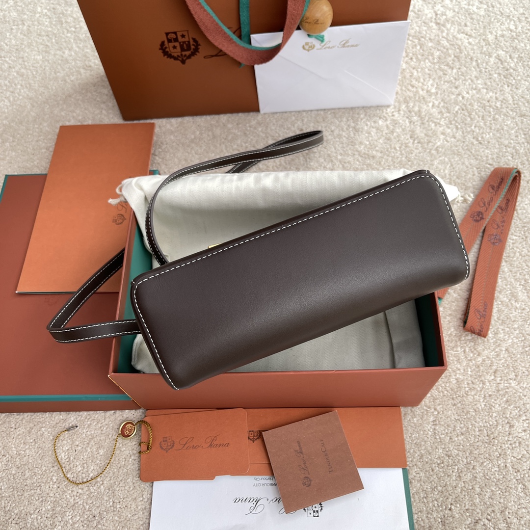 p650。(配包装)特级品质
Loro Piana新款Extra Bag L23#平纹棕色
【进口原厂皮+纯钢金色五金】宽开口小袋，双拉链开口，可打造出百搭包包，内配小内袋，按钮开合，配品牌专用锁头，皮牌挂饰，可挂锁头。
LP新款包包#LP发财包#特级对版#每日百搭
高度12*宽度23*深度7cm
小牛皮/货号：FAN平纹3463