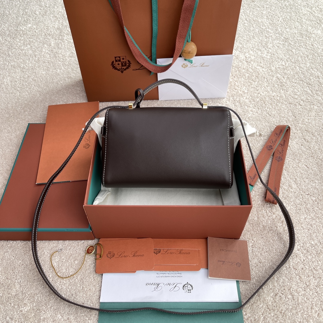 p650。(配包装)特级品质
Loro Piana新款Extra Bag L23#平纹棕色
【进口原厂皮+纯钢金色五金】宽开口小袋，双拉链开口，可打造出百搭包包，内配小内袋，按钮开合，配品牌专用锁头，皮牌挂饰，可挂锁头。
LP新款包包#LP发财包#特级对版#每日百搭
高度12*宽度23*深度7cm
小牛皮/货号：FAN平纹3463