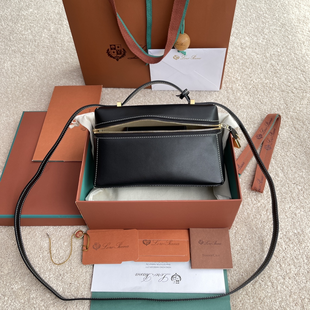 p650。(配包装)特级品质
Loro Piana新款Extra Bag L23#平纹黑色
【进口原厂皮+纯钢金色五金】宽开口小袋，双拉链开口，可打造出百搭包包，内配小内袋，按钮开合，配品牌专用锁头，皮牌挂饰，可挂锁头。
LP新款包包#LP发财包#特级对版#每日百搭
高度12*宽度23*深度7cm
小牛皮/货号：FAN平纹3463