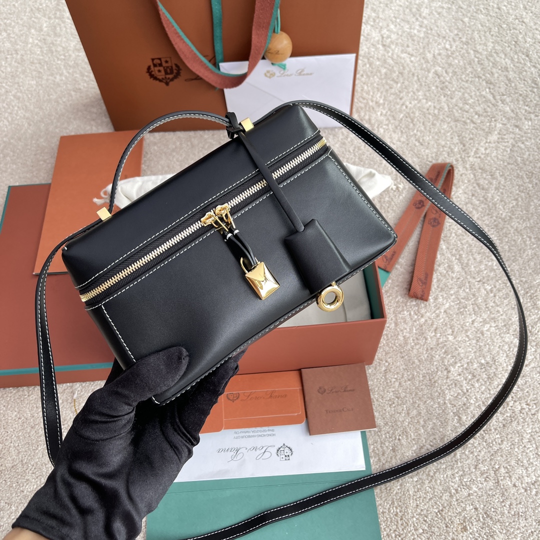 p650。(配包装)特级品质
Loro Piana新款Extra Bag L23#平纹黑色
【进口原厂皮+纯钢金色五金】宽开口小袋，双拉链开口，可打造出百搭包包，内配小内袋，按钮开合，配品牌专用锁头，皮牌挂饰，可挂锁头。
LP新款包包#LP发财包#特级对版#每日百搭
高度12*宽度23*深度7cm
小牛皮/货号：FAN平纹3463