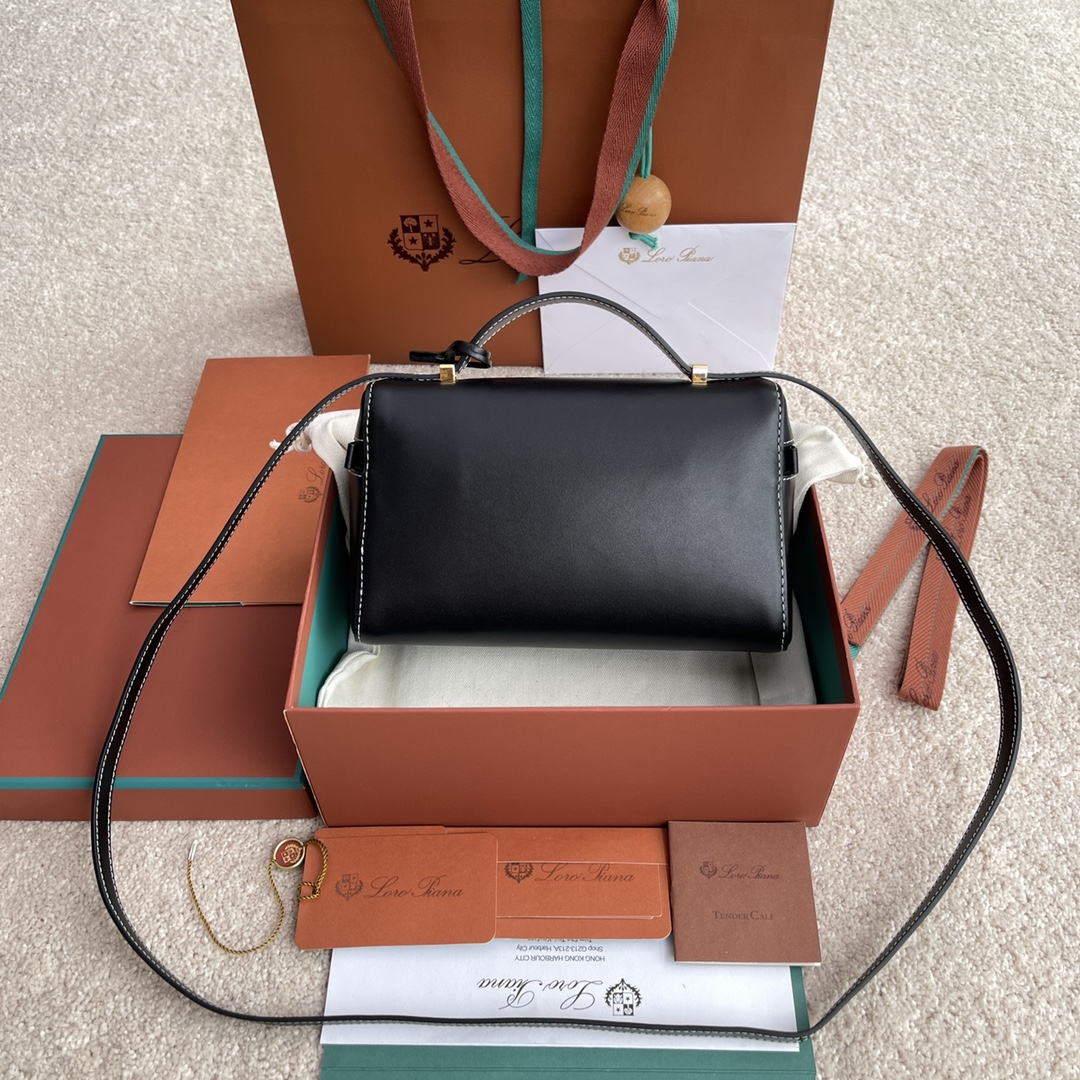 p650。(配包装)特级品质
Loro Piana新款Extra Bag L23#平纹黑色
【进口原厂皮+纯钢金色五金】宽开口小袋，双拉链开口，可打造出百搭包包，内配小内袋，按钮开合，配品牌专用锁头，皮牌挂饰，可挂锁头。
LP新款包包#LP发财包#特级对版#每日百搭
高度12*宽度23*深度7cm
小牛皮/货号：FAN平纹3463