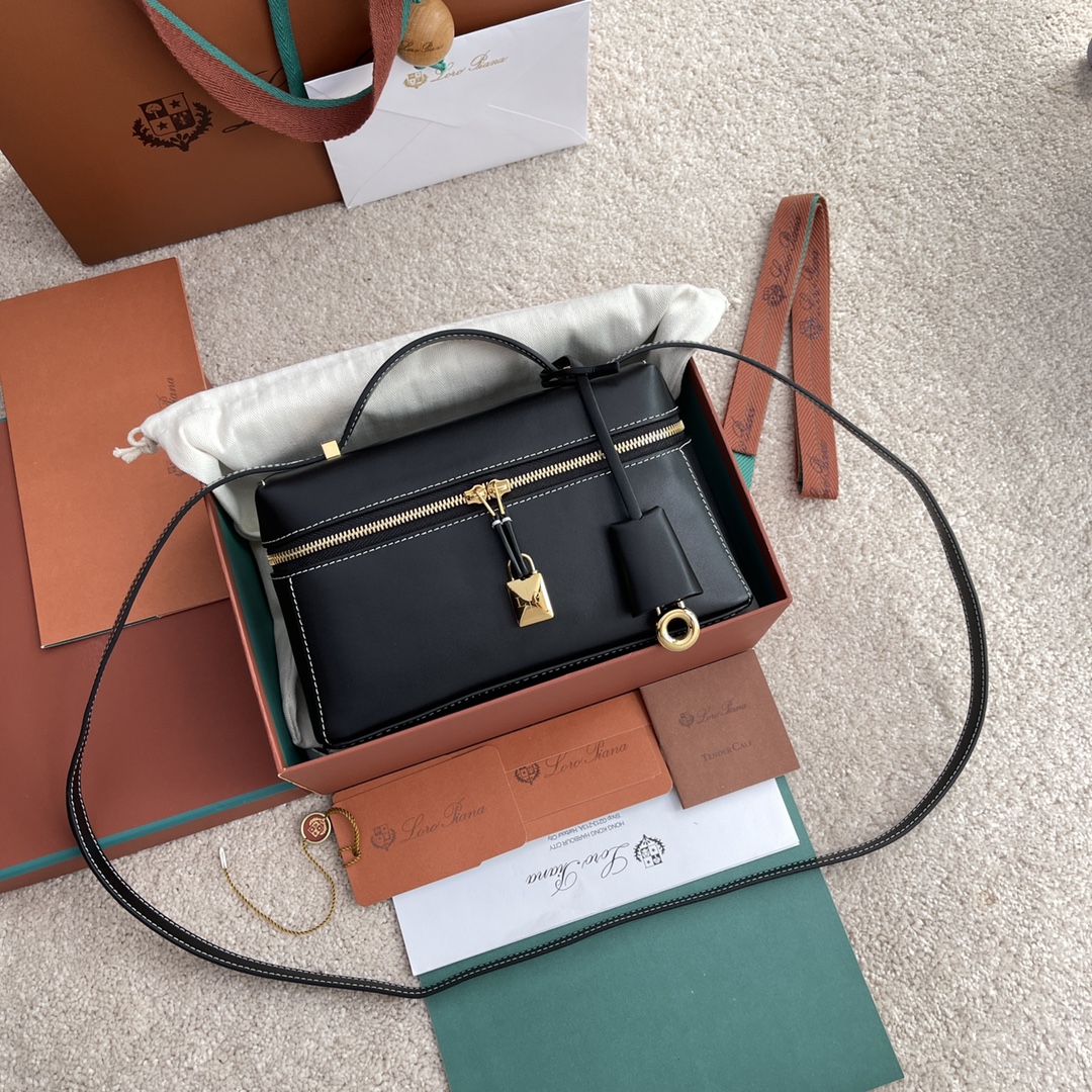 p650。(配包装)特级品质
Loro Piana新款Extra Bag L23#平纹黑色
【进口原厂皮+纯钢金色五金】宽开口小袋，双拉链开口，可打造出百搭包包，内配小内袋，按钮开合，配品牌专用锁头，皮牌挂饰，可挂锁头。
LP新款包包#LP发财包#特级对版#每日百搭
高度12*宽度23*深度7cm
小牛皮/货号：FAN平纹3463