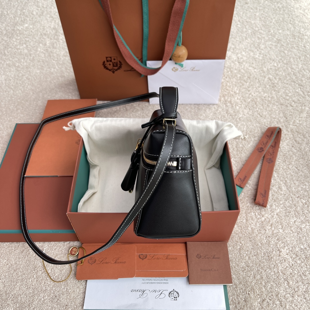 p650。(配包装)特级品质
Loro Piana新款Extra Bag L23#平纹黑色
【进口原厂皮+纯钢金色五金】宽开口小袋，双拉链开口，可打造出百搭包包，内配小内袋，按钮开合，配品牌专用锁头，皮牌挂饰，可挂锁头。
LP新款包包#LP发财包#特级对版#每日百搭
高度12*宽度23*深度7cm
小牛皮/货号：FAN平纹3463