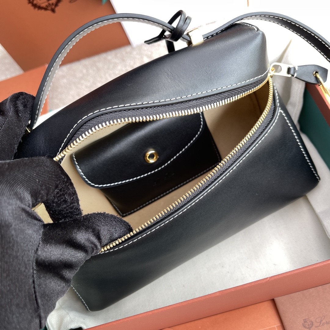 p650。(配包装)特级品质
Loro Piana新款Extra Bag L23#平纹黑色
【进口原厂皮+纯钢金色五金】宽开口小袋，双拉链开口，可打造出百搭包包，内配小内袋，按钮开合，配品牌专用锁头，皮牌挂饰，可挂锁头。
LP新款包包#LP发财包#特级对版#每日百搭
高度12*宽度23*深度7cm
小牛皮/货号：FAN平纹3463