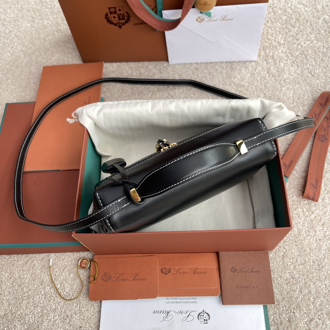 p650。(配包装)特级品质
Loro Piana新款Extra Bag L23#平纹黑色
【进口原厂皮+纯钢金色五金】宽开口小袋，双拉链开口，可打造出百搭包包，内配小内袋，按钮开合，配品牌专用锁头，皮牌挂饰，可挂锁头。
LP新款包包#LP发财包#特级对版#每日百搭
高度12*宽度23*深度7cm
小牛皮/货号：FAN平纹3463