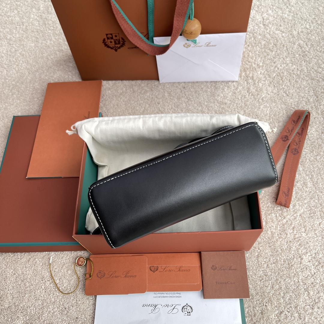 p650。(配包装)特级品质
Loro Piana新款Extra Bag L23#平纹黑色
【进口原厂皮+纯钢金色五金】宽开口小袋，双拉链开口，可打造出百搭包包，内配小内袋，按钮开合，配品牌专用锁头，皮牌挂饰，可挂锁头。
LP新款包包#LP发财包#特级对版#每日百搭
高度12*宽度23*深度7cm
小牛皮/货号：FAN平纹3463