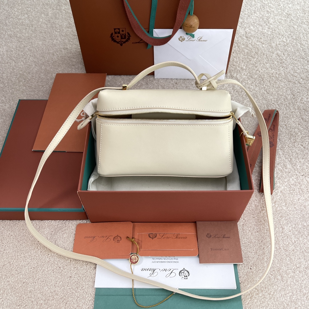 p650。(配包装)特级品质
Loro Piana新款Extra Bag L23#平纹白色
【进口原厂皮+纯钢金色五金】宽开口小袋，双拉链开口，可打造出百搭包包，内配小内袋，按钮开合，配品牌专用锁头，皮牌挂饰，可挂锁头。
LP新款包包#LP发财包#特级对版#每日百搭
高度12*宽度23*深度7cm
小牛皮/货号：FAN平纹3463