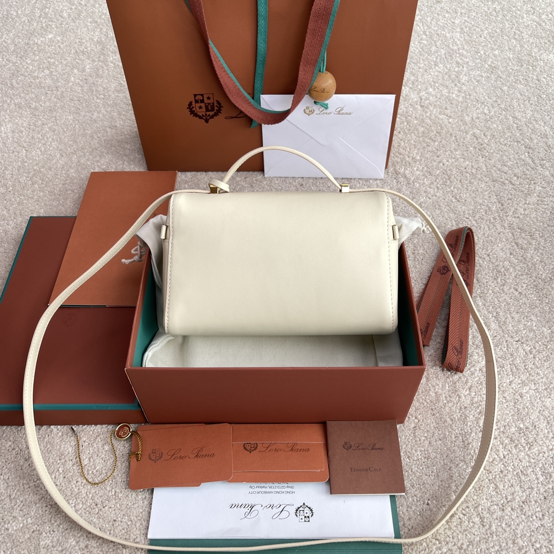p650。(配包装)特级品质
Loro Piana新款Extra Bag L23#平纹白色
【进口原厂皮+纯钢金色五金】宽开口小袋，双拉链开口，可打造出百搭包包，内配小内袋，按钮开合，配品牌专用锁头，皮牌挂饰，可挂锁头。
LP新款包包#LP发财包#特级对版#每日百搭
高度12*宽度23*深度7cm
小牛皮/货号：FAN平纹3463