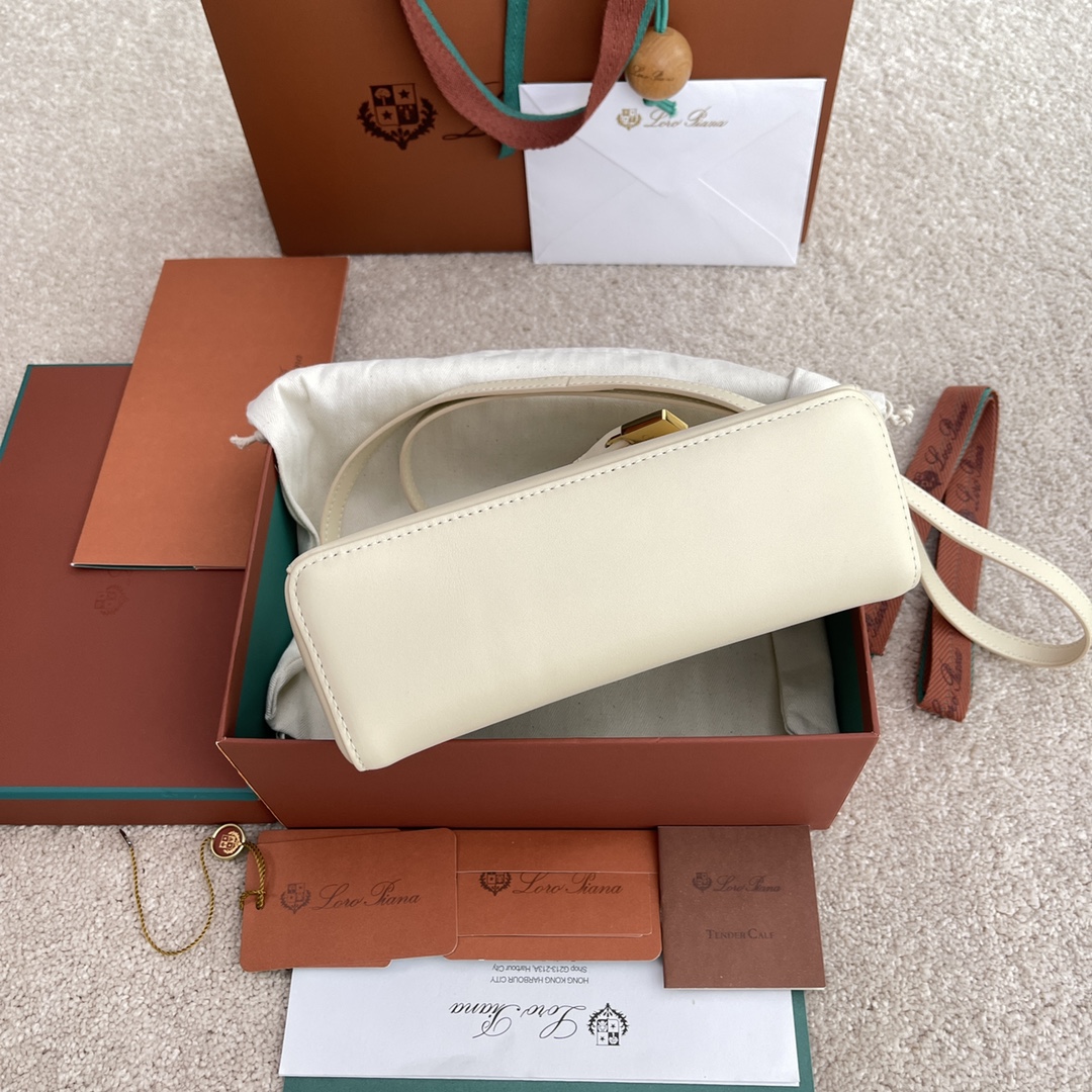 p650。(配包装)特级品质
Loro Piana新款Extra Bag L23#平纹白色
【进口原厂皮+纯钢金色五金】宽开口小袋，双拉链开口，可打造出百搭包包，内配小内袋，按钮开合，配品牌专用锁头，皮牌挂饰，可挂锁头。
LP新款包包#LP发财包#特级对版#每日百搭
高度12*宽度23*深度7cm
小牛皮/货号：FAN平纹3463