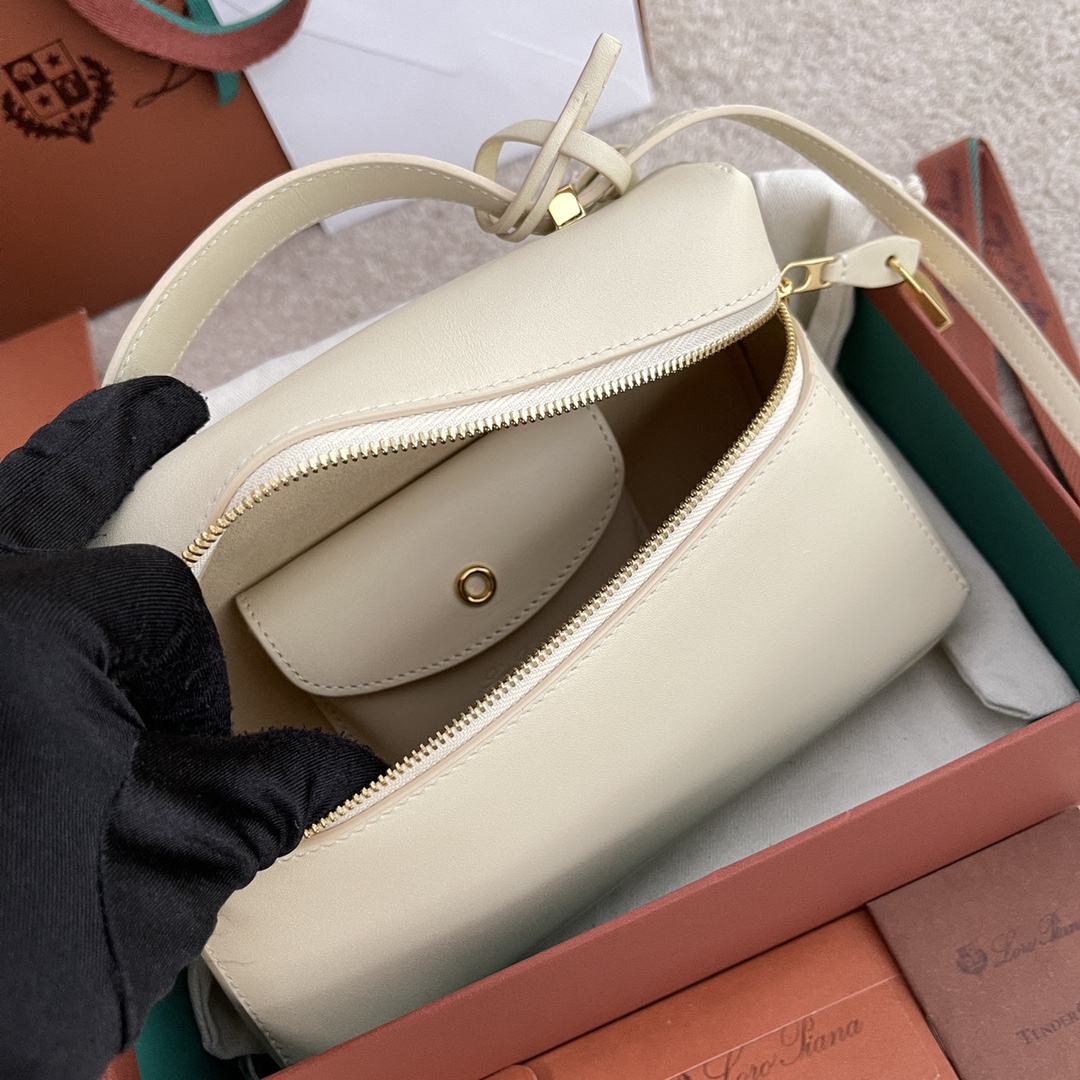 p650。(配包装)特级品质
Loro Piana新款Extra Bag L23#平纹白色
【进口原厂皮+纯钢金色五金】宽开口小袋，双拉链开口，可打造出百搭包包，内配小内袋，按钮开合，配品牌专用锁头，皮牌挂饰，可挂锁头。
LP新款包包#LP发财包#特级对版#每日百搭
高度12*宽度23*深度7cm
小牛皮/货号：FAN平纹3463