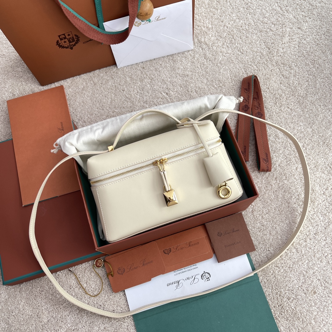 p650。(配包装)特级品质
Loro Piana新款Extra Bag L23#平纹白色
【进口原厂皮+纯钢金色五金】宽开口小袋，双拉链开口，可打造出百搭包包，内配小内袋，按钮开合，配品牌专用锁头，皮牌挂饰，可挂锁头。
LP新款包包#LP发财包#特级对版#每日百搭
高度12*宽度23*深度7cm
小牛皮/货号：FAN平纹3463