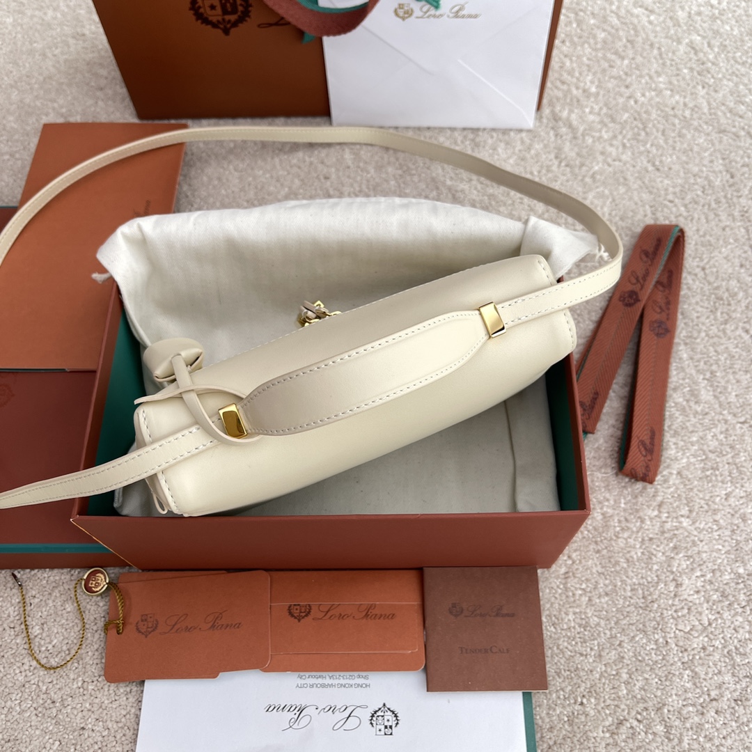 p650。(配包装)特级品质
Loro Piana新款Extra Bag L23#平纹白色
【进口原厂皮+纯钢金色五金】宽开口小袋，双拉链开口，可打造出百搭包包，内配小内袋，按钮开合，配品牌专用锁头，皮牌挂饰，可挂锁头。
LP新款包包#LP发财包#特级对版#每日百搭
高度12*宽度23*深度7cm
小牛皮/货号：FAN平纹3463