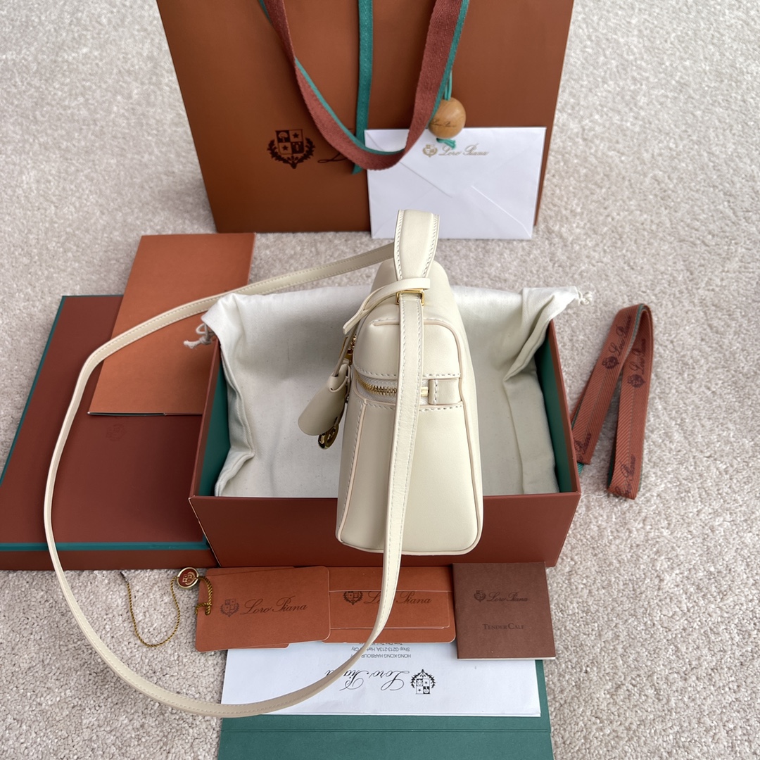 p650。(配包装)特级品质
Loro Piana新款Extra Bag L23#平纹白色
【进口原厂皮+纯钢金色五金】宽开口小袋，双拉链开口，可打造出百搭包包，内配小内袋，按钮开合，配品牌专用锁头，皮牌挂饰，可挂锁头。
LP新款包包#LP发财包#特级对版#每日百搭
高度12*宽度23*深度7cm
小牛皮/货号：FAN平纹3463
