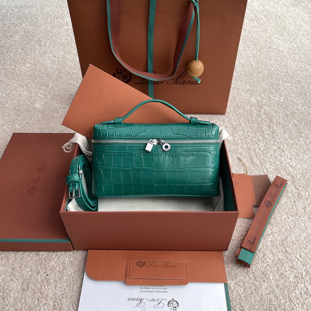 NO:205631,~(Not available for packaging) Extra Pocket L Crocodile Pattern Series #Peacock Green [Imported Original Leather   Pure Steel Silver Hardware] Calfskin Crocodile Pattern Main Material ~ Sheepskin Lining# The wide opening bag is made of butter-like soft calfskin. It comes with removable shoulder straps to create a versatile mini bag. Two-way zipper opening, height 11cm*width 19cm*deep 6.5cm. Calfs / Item No.: FAN, LP, loro piana, mini bags, cowhide, sheepskin19860909～(不配包装) Extra Pocket L 鳄鱼纹系列#孔雀绿【进口原厂皮 纯钢银色五金】 小牛皮鳄鱼纹制作主体材质~羊皮里料# 宽开口小袋采用如黄油般柔软的小牛皮打造.随附可拆卸肩带,可打造出百搭迷你包袋.双向拉链开口, 高度11cm*宽度19cm*深度6.5cm. 小牛皮/货号:FAN,LP,loro piana,mini bags,cowhide,sheepskin,Bag