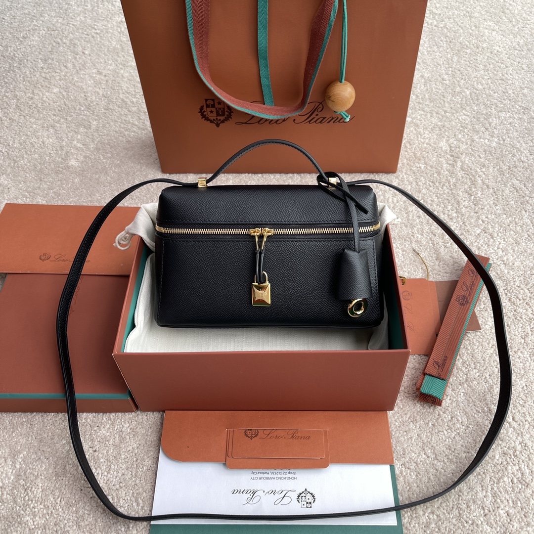 NO:205712,(Not available for packaging) Extra quality Loro Piana new Extra Bag L19# palm pattern black [imported original leather   pure steel gold hardware] wide opening small bag, double zipper opening, can create a versatile bag, small inner bag, button opening and closing, brand-specific lock head, leather label hanging, padlock head. LP new bag #LP wealth bag #Excellent pair of version #Daily versatile LP latest lunch box bag #L autumn and winter new model #height 12*width 21*deep 8cm calfskin/item number FAN palm pattern 4086, LP, loro pigana, loro pigana, cowhide19860909(不配包装)特级品质 Loro Piana新款Extra Bag L19#掌纹黑色【进口原厂皮 纯钢金色五金】宽开口小袋,双拉链开口,可打造出百搭包包,内配小内袋,按钮开合,配品牌专用锁头,皮牌挂饰,可挂锁头. LP新款包包#LP发财包#特级对版#每日百搭 LP最新款饭盒包#L秋冬新款# 高度12*宽度21*深度8cm 小牛皮/货号FAN掌纹4086,LP,loro piana,loro piana,cowhide,Bag
