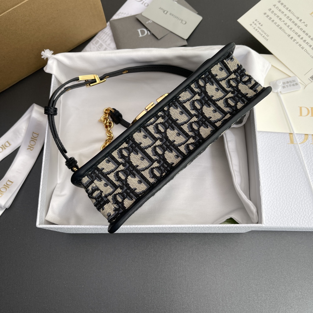 p780。【顶级高端～进口材料】30Montaigne 
这款30Montaigne East-West链条手袋采用典雅的设计，采用蓝色提花面料精心制作，突显经典款的Oblique印花。搭配饰以皮革的可拆卸链条肩带，可手提,肩背或斜挎。
编号：M9334 蓝D/刺绣
规格：w21×h12×d6 cm


