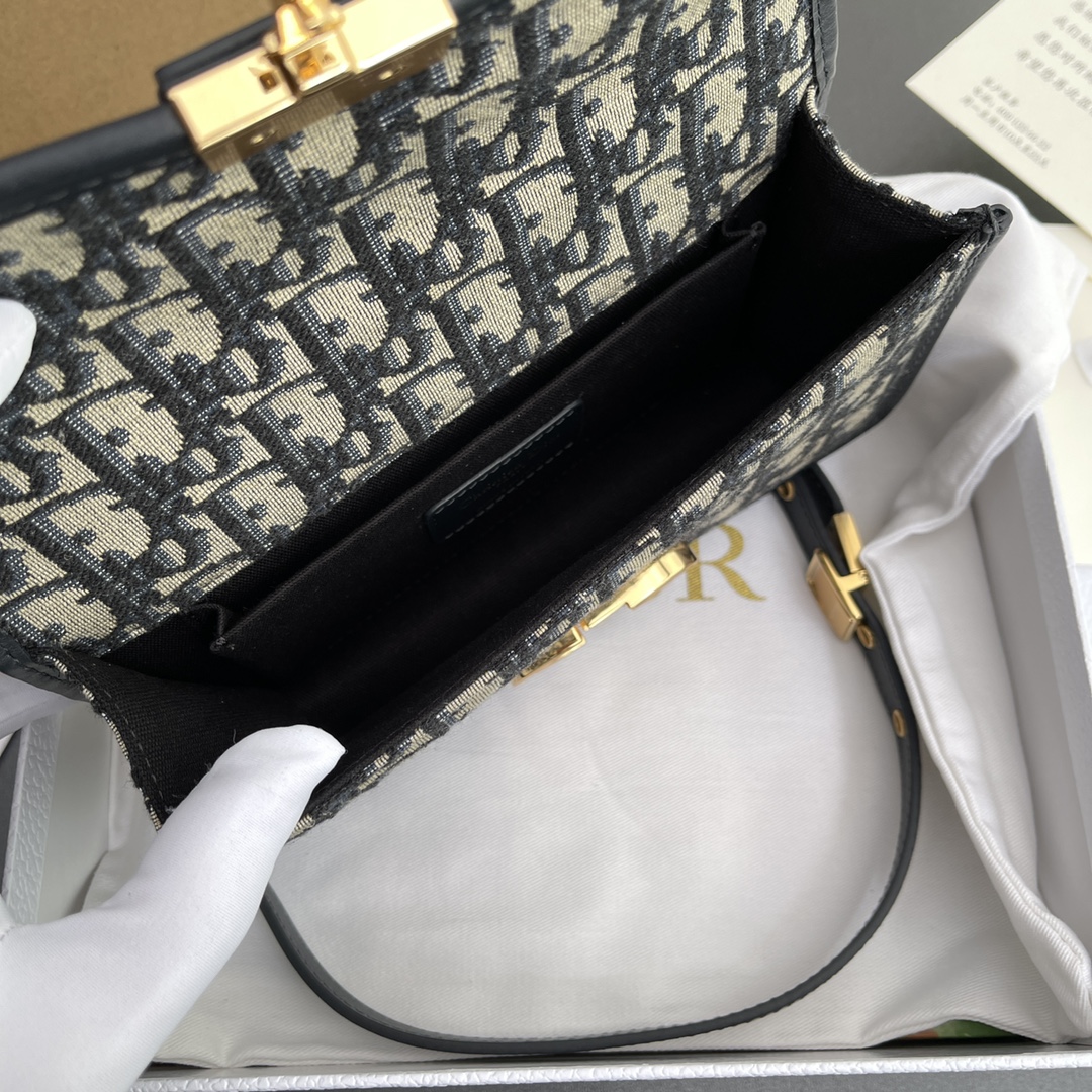 p780。【顶级高端～进口材料】30Montaigne 
这款30Montaigne East-West链条手袋采用典雅的设计，采用蓝色提花面料精心制作，突显经典款的Oblique印花。搭配饰以皮革的可拆卸链条肩带，可手提,肩背或斜挎。
编号：M9334 蓝D/刺绣
规格：w21×h12×d6 cm

