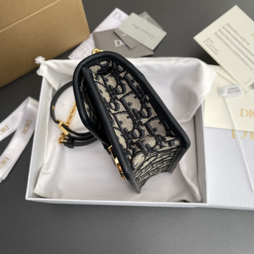 p780。【顶级高端～进口材料】30Montaigne 
这款30Montaigne East-West链条手袋采用典雅的设计，采用蓝色提花面料精心制作，突显经典款的Oblique印花。搭配饰以皮革的可拆卸链条肩带，可手提,肩背或斜挎。
编号：M9334 蓝D/刺绣
规格：w21×h12×d6 cm

