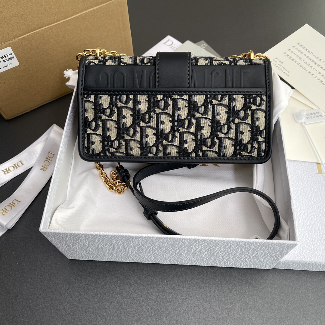 p780。【顶级高端～进口材料】30Montaigne 
这款30Montaigne East-West链条手袋采用典雅的设计，采用蓝色提花面料精心制作，突显经典款的Oblique印花。搭配饰以皮革的可拆卸链条肩带，可手提,肩背或斜挎。
编号：M9334 蓝D/刺绣
规格：w21×h12×d6 cm

