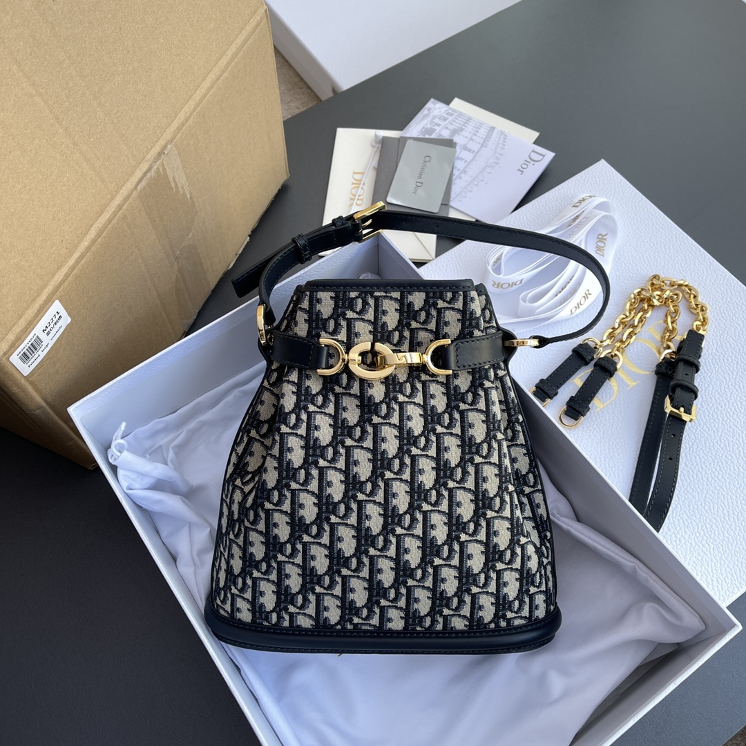 NO:337731,【Top high-end ~Imported materials】Amber Chain Bucket Bag This 30Montaigne Chain Bucket Bag Handbag Bag is made of elegant design and is carefully crafted from blue jacquard fabric to highlight the classic Oblique print. It is paired with leather removable chain shoulder straps, which can be carried, shoulder or crossbody. No. M2271 Blue D/Embroidery Specifications w24.5×h25×d11cm, DIOR, dior19860909【 顶级高端～进口材料】Amber 链条水桶包 这款30Montaigne 链条水桶包手袋采用典雅的设计,采用蓝色提花面料精心制作,突显经典款的Oblique印花.搭配饰以皮革的可拆卸链条肩带,可手提,肩背或斜挎. 编号M2271 蓝D/刺绣 规格w24.5×h25×d11cm,DIOR,dior,Bag