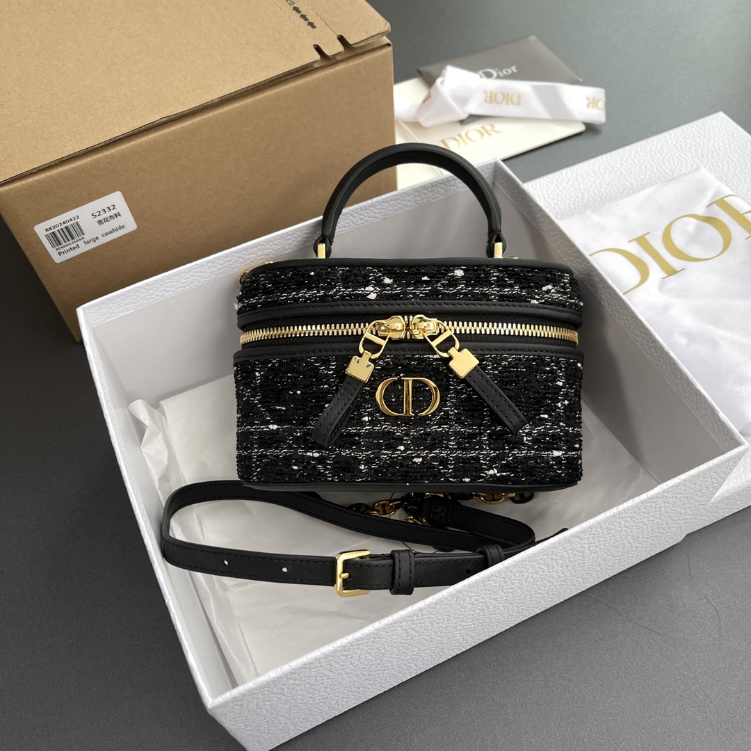 NO:337771,【Top high-end ~ Imported materials】 30Montaigne Avenue handbag/cosmetic bag This handbag is carefully crafted from black tweed plaid embroidered fabric and is decorated with retro gold finish metal buckles. It can store a variety of daily necessities, with an internal pocket and mirror, which makes it more exquisite, can be carried, shoulder or crossbody No. M2332 Snowflake fabric Specifications w17×h10.5×d8cm, DIOR, dior19860909【 顶级高端～进口材料】 30Montaigne Avenue手袋/化妝包 这款手袋采用黑色粗花呢藤格紋刺繡面料精心制作,饰以复古金色饰面金属扣环.可收納各種日常用品,設有一個內部口袋和鏡子,更顯精致,可手提,肩背或斜挎 编号M2332 雪花佈料 规格w17×h10.5×d8cm,DIOR,dior,Bag