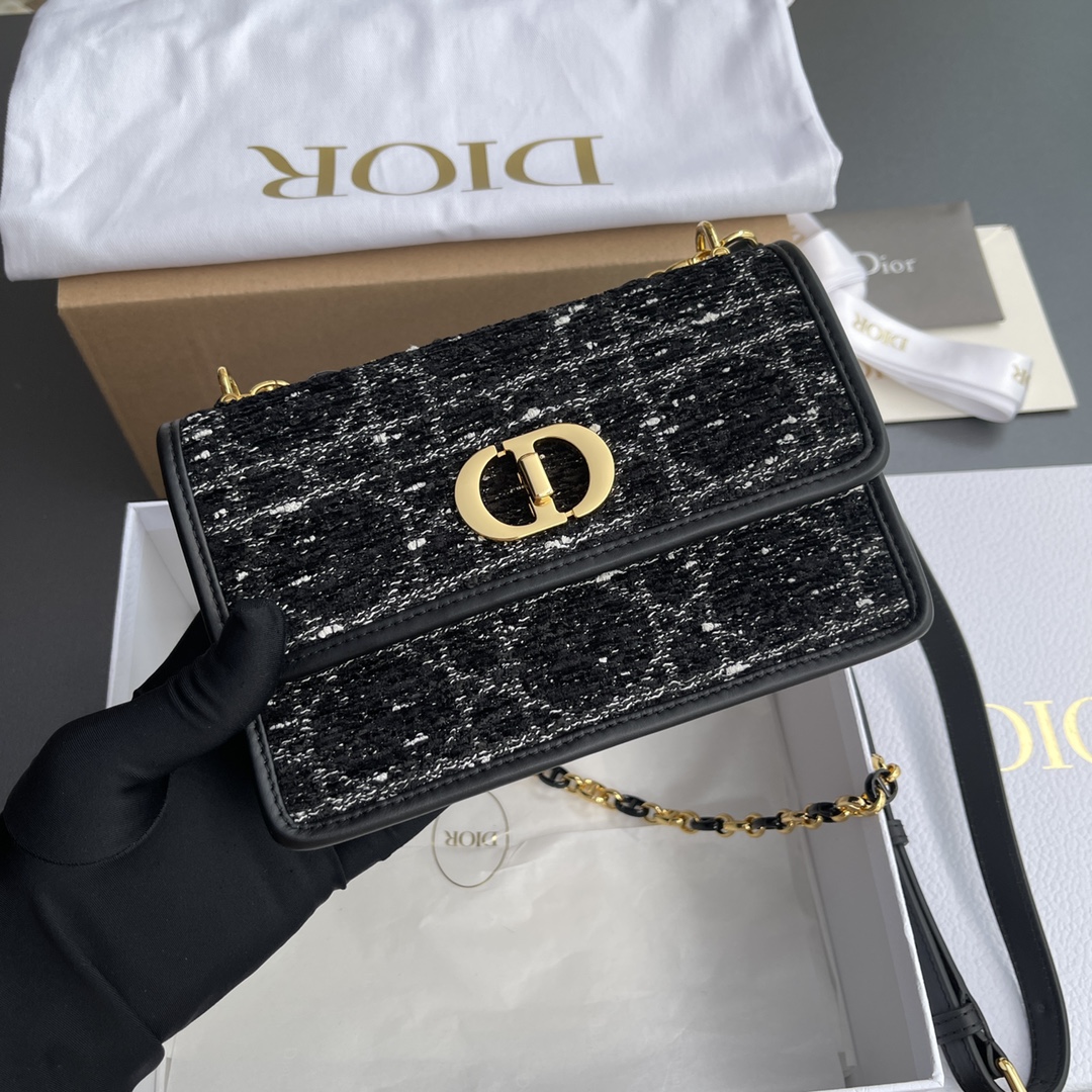 p800。【顶级高端～进口材料】
Miss caro迷你鏈條手袋
这款手袋采用黑色粗花呢藤格紋刺繡面料精心制作，饰以复古金色饰面金属扣环。可收納各種日常用品，可手提，肩背或斜挎
编号：S5169 雪花佈料
规格：w18×h12×d5.5cm
