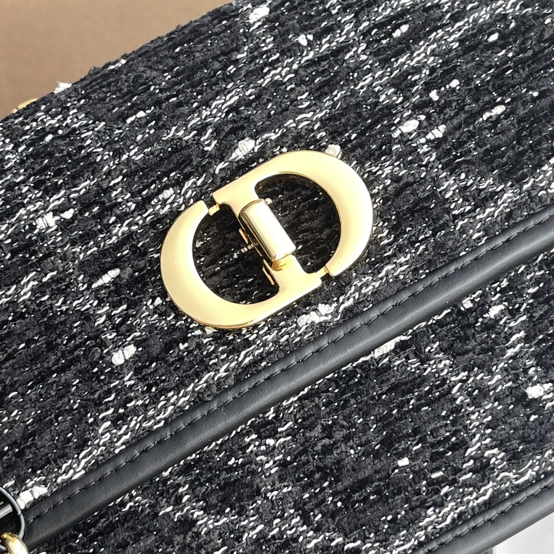 p800。【顶级高端～进口材料】
Miss caro迷你鏈條手袋
这款手袋采用黑色粗花呢藤格紋刺繡面料精心制作，饰以复古金色饰面金属扣环。可收納各種日常用品，可手提，肩背或斜挎
编号：S5169 雪花佈料
规格：w18×h12×d5.5cm
