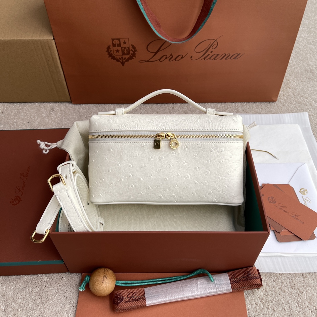 NO:180525,(Authentic grade, not suitable for packaging) L lunch box bag #ostrich pattern series # tender white/gold [imported original leather   pure steel gold hardware] Calfskin ostrich pattern production main material ~ sheepskin lining # The wide opening bag is made of butter soft calfskin. It comes with removable shoulder straps to create a versatile mini bag. Two-way zipper opening, height 11cm*width 19cm*deep 6.5cm. Calfskin/item number: FAN 4199, LP Mani, loro piana, mini bags, cowhide, sheepskin19860909(正品级 不配包装) L 饭盒包#鸵鸟纹系列#嫩白/金【进口原厂皮 纯钢金色五金】 小牛皮鸵鸟纹制作主体材质~羊皮里料# 宽开口小袋采用如黄油般柔软的小牛皮打造.随附可拆卸肩带,可打造出百搭迷你包袋.双向拉链开口, 高度11cm*宽度19cm*深度6.5cm. 小牛皮/货号:FAN 4199,LP 玛尼,loro piana,mini bags,cowhide,sheepskin,Bag
